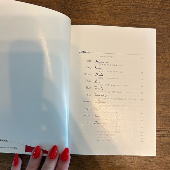 How to Be Lovely: The Audrey Hepburn Way of Life be Melissa Hellstern Book - Picture 4 of 6